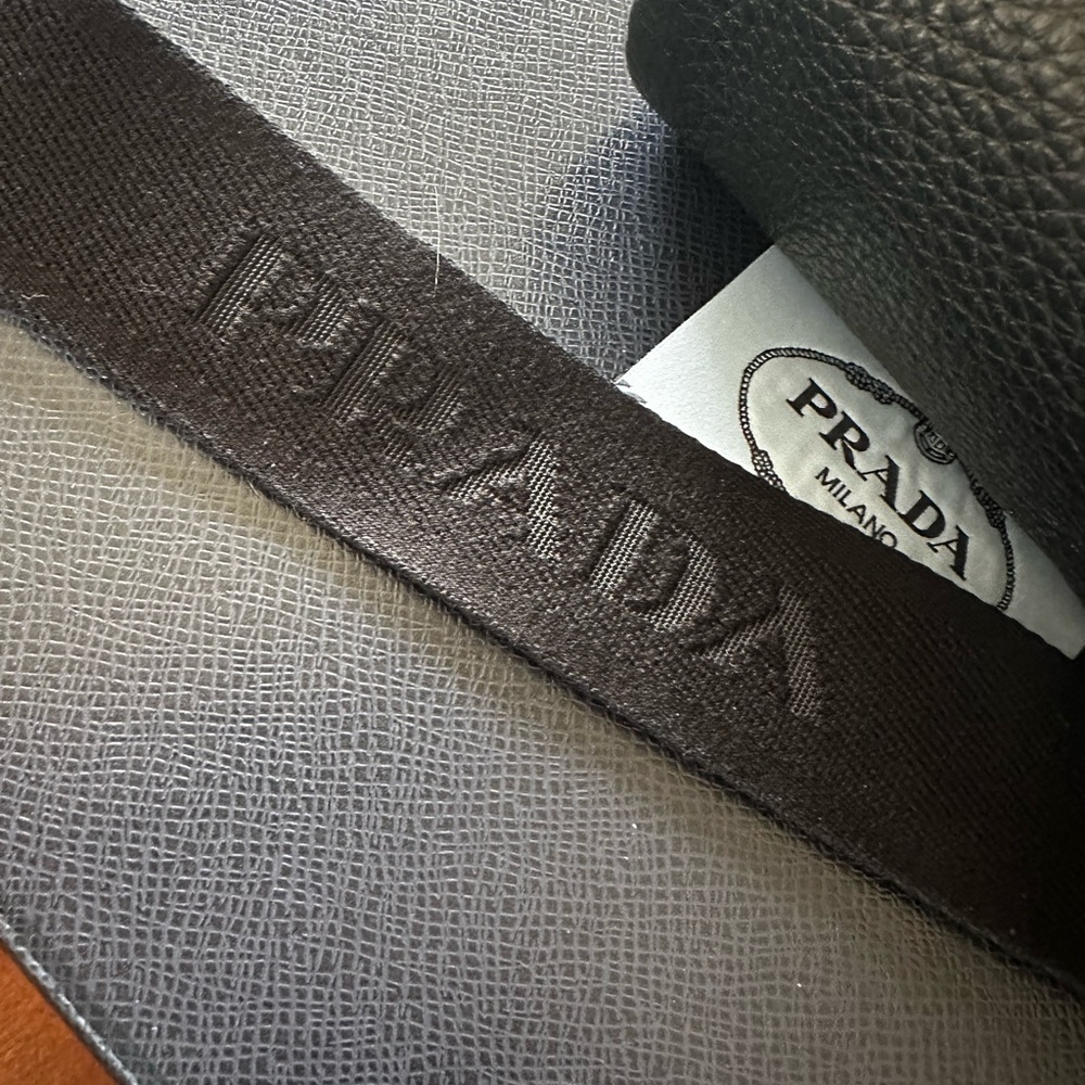 Prada Black Crossbody Bag with Adjustable Strap and Textured Leather - Picture 4 of 7